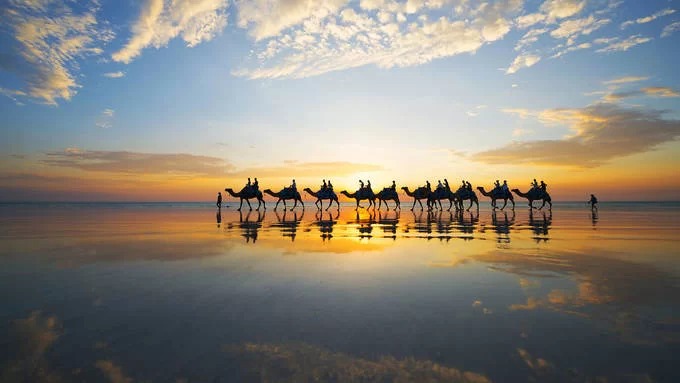 Cable: Nơi đẹp nhất để ngắm hoàng hôn và trăng lên Ngay bên ngoài thành phố Broome ở Tây Australia, du khách sẽ tìm thấy bãi biển Cable, nơi có cảnh hoàng hôn đẹp nhất đất nước. Với 22 km cát trắng tinh khiết và nước biển trong xanh, bãi biển Cable được bao quanh bởi những cồn cát và vách đá đỏ. Đây là nơi thường xuyên được du khách lựa chọn để ngắm mặt trời lặn và những đàn lạc đà đi bộ trên bãi biển khi hoàng hôn. Nếu đến đây vào giữa tháng 3 và tháng 10, bạn còn có cơ hội ngắm hiện tượng độc đáo Cable: Nơi đẹp nhất để ngắm hoàng hôn và trăng lên Ngay bên ngoài thành phố Broome ở Tây Australia, du khách sẽ tìm thấy bãi biển Cable, nơi có cảnh hoàng hôn đẹp nhất đất nước. Với 22 km cát trắng tinh khiết và nước biển trong xanh, bãi biển Cable được bao quanh bởi những cồn cát và vách đá đỏ. Đây là nơi thường xuyên được du khách lựa chọn để ngắm mặt trời lặn và những đàn lạc đà đi bộ trên bãi biển khi hoàng hôn. Nếu đến đây vào giữa tháng 3 và tháng 10, bạn còn có cơ hội ngắm hiện tượng độc đáo