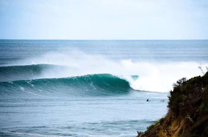 Bells: Nơi tốt nhất để lướt sóng Cách Melbourne khoảng 100 km về phía tây nam dọc theo đường Great Ocean, biển Bells là thiên đường của những người đam mê lướt sóng trên toàn thế giới. Những vách đá cao tạo nên ấn tượng cho bãi biển, do đó những điểm lướt sóng ở đây chỉ dành cho người có kinh nghiệm. Nơi đây cũng có các rạn san hô đẹp dành cho những ai thích khám phá đại dương. Ảnh: Sufer. Bells: Nơi tốt nhất để lướt sóng Cách Melbourne khoảng 100 km về phía tây nam dọc theo đường Great Ocean, biển Bells là thiên đường của những người đam mê lướt sóng trên toàn thế giới. Những vách đá cao tạo nên ấn tượng cho bãi biển, do đó những điểm lướt sóng ở đây chỉ dành cho người có kinh nghiệm. Nơi đây cũng có các rạn san hô đẹp dành cho những ai thích khám phá đại dương. Ảnh: Sufer.