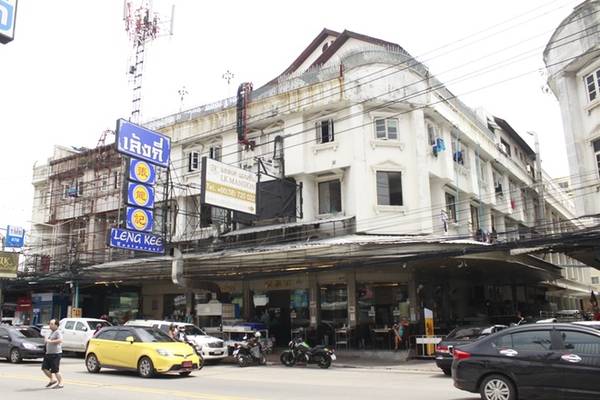Đến khu trung tâm Pattaya, chỉ cần hỏi bất kỳ người dân nào, họ đều có thể chỉ rõ đường đến Leng Kee - quán ăn chuyên các món Thái - Trung khá nổi tiếng đối với dân du lịch. Sau khi ăn xong, bạn có thể bắt xe tuk tuk đến Walking street với giá khoảng 20 baht/người (12.000 đồng). Đến khu trung tâm Pattaya, chỉ cần hỏi bất kỳ người dân nào, họ đều có thể chỉ rõ đường đến Leng Kee - quán ăn chuyên các món Thái - Trung khá nổi tiếng đối với dân du lịch. Sau khi ăn xong, bạn có thể bắt xe tuk tuk đến Walking street với giá khoảng 20 baht/người (12.000 đồng).