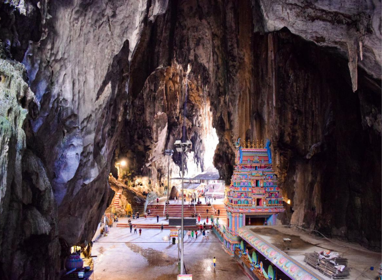 Bên trong Động Batu Không gian linh thiêng bên trong hang động đá vôi Batu Caves