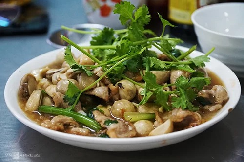 Thịt xào nấm, món trong thực đơn khách có thể gọi ăn kèm với cơm thố trắng. Ảnh: Di Vỹ. Thịt xào nấm, món trong thực đơn khách có thể gọi ăn kèm với cơm thố trắng. Ảnh: Di Vỹ.