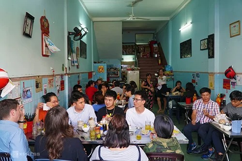 Không gian của quán không rộng nhưng thoáng và sạch sẽ. Bàn ghế được xếp tuỳ theo khách vào nhưng luôn ngăn nắp. Ảnh: Di Vỹ Không gian của quán không rộng nhưng thoáng và sạch sẽ. Bàn ghế được xếp tuỳ theo khách vào nhưng luôn ngăn nắp. Ảnh: Di Vỹ