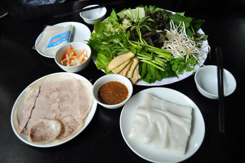 Món bánh tráng cuốn thịt heo tuy quen thuộc nhưng lại được nhiều người yêu thích. Ảnh: wn Món bánh tráng cuốn thịt heo tuy quen thuộc nhưng lại được nhiều người yêu thích. Ảnh: wn