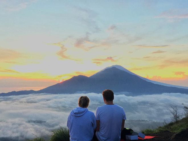 1. Đỉnh Batur: Người ta nói muốn gặp được nữ thần mặt trời, hãy lên đỉnh Batur. Đây là ngon núi lửa đang “say ngủ”, cao 1.700 m so với mực nước biển, nằm yên bình dưới vùng trời phía Bắc đảo Bali. Đỉnh Batur thu hút rất đông du khách tới leo núi mỗi năm. Ảnh: Wandernesia, Nicehike. 1. Đỉnh Batur: Người ta nói muốn gặp được nữ thần mặt trời, hãy lên đỉnh Batur. Đây là ngon núi lửa đang “say ngủ”, cao 1.700 m so với mực nước biển, nằm yên bình dưới vùng trời phía Bắc đảo Bali. Đỉnh Batur thu hút rất đông du khách tới leo núi mỗi năm. Ảnh: Wandernesia, Nicehike.