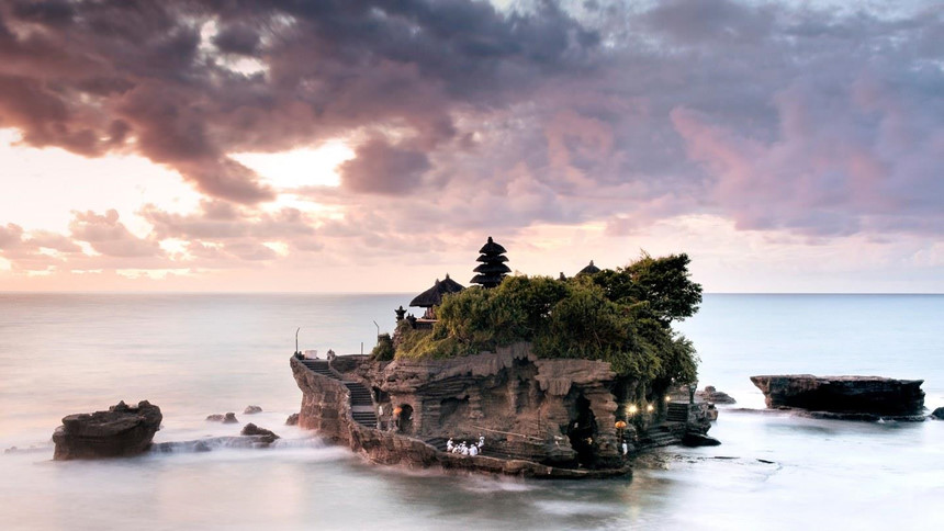 3. Đền Tanah Lot: Đền Tanah Lot nằm trên một mỏm đá khổng lồ giữa biển khơi, từ lâu đã trở thành biểu tượng văn hóa linh thiêng của Indonesia. Đây cũng là địa điểm lý tưởng nhất để ngắm khung cảnh hoàng hôn buông lãng mạn trên vùng biển Bali. Ảnh: Cntraveller, Wanderlusterprincess. 3. Đền Tanah Lot: Đền Tanah Lot nằm trên một mỏm đá khổng lồ giữa biển khơi, từ lâu đã trở thành biểu tượng văn hóa linh thiêng của Indonesia. Đây cũng là địa điểm lý tưởng nhất để ngắm khung cảnh hoàng hôn buông lãng mạn trên vùng biển Bali. Ảnh: Cntraveller, Wanderlusterprincess.