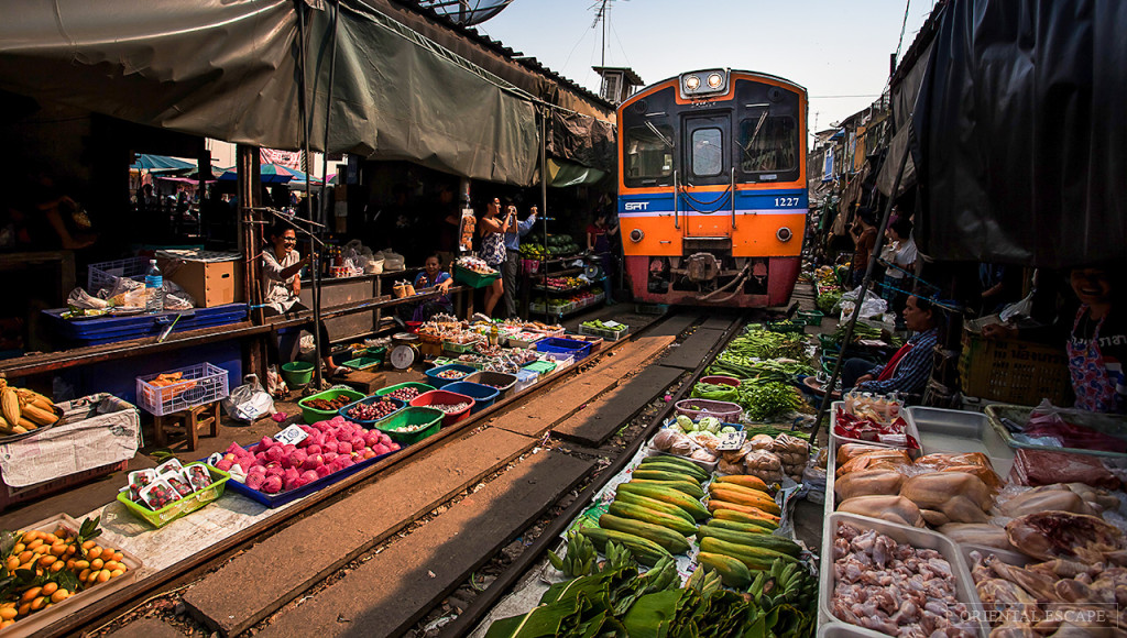 Tuy tàu chạy qua nhưng gầm tàu vẫn đủ cao để không làm hư hại các món đồ ven đường ray. Tuy tàu chạy qua nhưng gầm tàu vẫn đủ cao để không làm hư hại các món đồ ven đường ray.