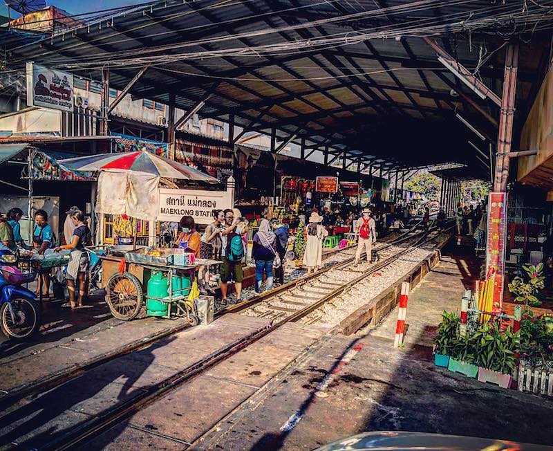 Cổng vào khu chợ Maeklong Cổng vào khu chợ Maeklong