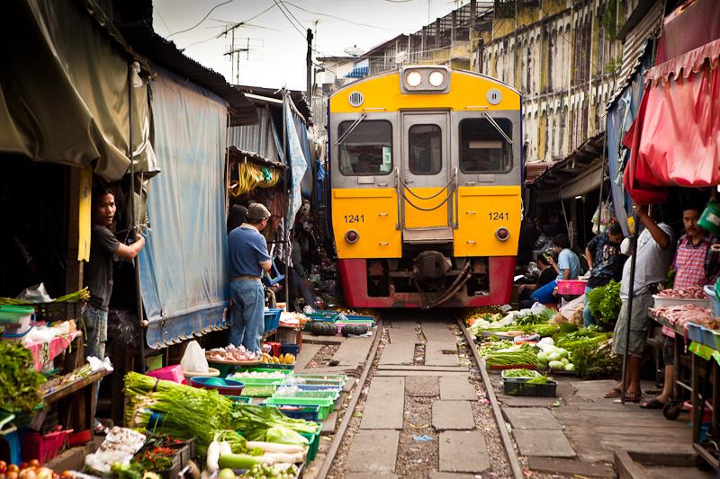 Đi chợ “cảm giác mạnh” ở Maeklong