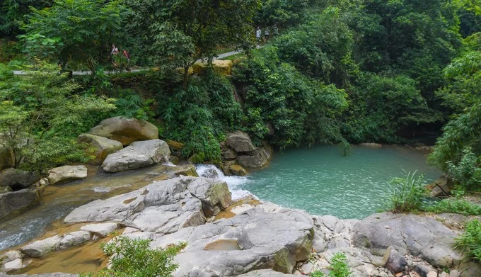 Khám phá thác Lựng Xanh Ngọn thác nằm cách trung tâm TP Uông Bí, Quảng Ninh khoảng 2 km, phù hợp với những chuyến trong ngày, tạm xa khói bụi và sự ồn ào của thành phố. Từ điểm gửi xe, khách tham quan đi bộ khoảng 10 phút qua con đường dưới những tán cây là đến chân thác Lựng Xanh. Thác chia làm ba tầng, có lối lên khá dễ dàng. Du khách có thể thoải mái bơi lội tại những hồ nước hình thành dưới chân thác nhưng cần lưu ý tới an toàn vì có nhiều tảng đá mọc rêu trơn trượt. Giá vé vào điểm du lịch này là 30.000 đồng một người lớn và 10.000 đồng với trẻ em. Khám phá thác Lựng Xanh Ngọn thác nằm cách trung tâm TP Uông Bí, Quảng Ninh khoảng 2 km, phù hợp với những chuyến trong ngày, tạm xa khói bụi và sự ồn ào của thành phố. Từ điểm gửi xe, khách tham quan đi bộ khoảng 10 phút qua con đường dưới những tán cây là đến chân thác Lựng Xanh. Thác chia làm ba tầng, có lối lên khá dễ dàng. Du khách có thể thoải mái bơi lội tại những hồ nước hình thành dưới chân thác nhưng cần lưu ý tới an toàn vì có nhiều tảng đá mọc rêu trơn trượt. Giá vé vào điểm du lịch này là 30.000 đồng một người lớn và 10.000 đồng với trẻ em.