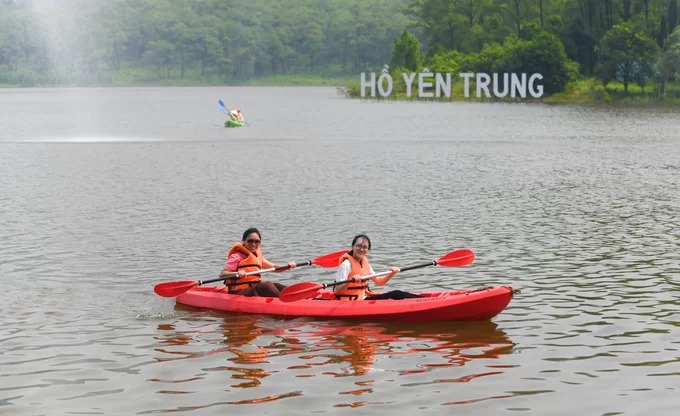 Chèo thuyền kayak trên hồ Yên Trung Hồ Yên Trung cách trung tâm thành phố Uông Bí khoảng 5 km. Địa danh được nhiều du khách ví như “Đà Lạt thu nhỏ”, bởi bầu không khí trong lành, những cánh rừng thông xanh mướt, hồ nước rộng và thích hợp với nhiều hoạt động vui chơi ngoài trời. Một trong những trải nghiệm thường được khách du lịch lựa chọn là chèo thuyền kayak, đi xe đạp đôi dưới nước ngắm cảnh hồ. Kayak có giá thuê 100.000 đồng một thuyền, chơi trong 30 phút. Đây cũng là điểm đến phù hợp với những chuyến dã ngoại, picnic của các gia đình và nhóm bạn, nhất là trong dịp cuối tuần. Chèo thuyền kayak trên hồ Yên Trung Hồ Yên Trung cách trung tâm thành phố Uông Bí khoảng 5 km. Địa danh được nhiều du khách ví như “Đà Lạt thu nhỏ”, bởi bầu không khí trong lành, những cánh rừng thông xanh mướt, hồ nước rộng và thích hợp với nhiều hoạt động vui chơi ngoài trời. Một trong những trải nghiệm thường được khách du lịch lựa chọn là chèo thuyền kayak, đi xe đạp đôi dưới nước ngắm cảnh hồ. Kayak có giá thuê 100.000 đồng một thuyền, chơi trong 30 phút. Đây cũng là điểm đến phù hợp với những chuyến dã ngoại, picnic của các gia đình và nhóm bạn, nhất là trong dịp cuối tuần.