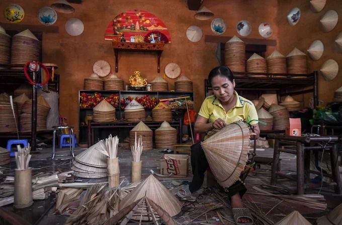 Thử làm nón tại làng nghề dưới chân núi Yên Tử Làng Nương nằm trong quần thể Trung tâm văn hoá Trúc Lâm Yên Tử là không gian tái hiện ngôi làng có từ thời Trần, với 50 nóc nhà và hai dãy phố. Trong làng có nhiều khu vực vui chơi, trải nghiệm văn hoá truyền thống như tập làm nón, vẽ chuồn chuồn tre, dệt tơ tằm… mang đến cơ hội tìm hiểu những sản phẩm đặc trưng của Việt Nam. Để làm một chiếc nón lá, người thợ thủ công phải mất tới nửa ngày hoặc cả ngày tuỳ theo độ cầu kỳ của sản phẩm. Thử làm nón tại làng nghề dưới chân núi Yên Tử Làng Nương nằm trong quần thể Trung tâm văn hoá Trúc Lâm Yên Tử là không gian tái hiện ngôi làng có từ thời Trần, với 50 nóc nhà và hai dãy phố. Trong làng có nhiều khu vực vui chơi, trải nghiệm văn hoá truyền thống như tập làm nón, vẽ chuồn chuồn tre, dệt tơ tằm… mang đến cơ hội tìm hiểu những sản phẩm đặc trưng của Việt Nam. Để làm một chiếc nón lá, người thợ thủ công phải mất tới nửa ngày hoặc cả ngày tuỳ theo độ cầu kỳ của sản phẩm.