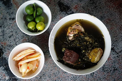 Trứng vịt lộn hầm cùng lá ngải cứu. Ảnh: Di Vỹ.