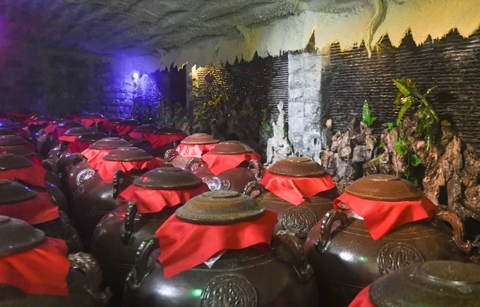 Tham quan hầm rượu mơ Yên Tử Từ xưa, những quả mơ ở vùng núi Yên Tử đã được người dân chưng cất để dùng cho hầu hết sự kiện quan trọng trong gia đình, dòng họ như cúng lễ, cưới hỏi, hội hè… Người dân địa phương cho rằng, những quả mơ mọc tại đây sau khi đem đi ngâm với đường và rượu trắng cho ra một thức uống lạ, hương thơm và mùi vị khác biệt. Khi đến Uông Bí, du khách có thể đến xã Thượng Yên Công để xem cách người dân tạo ra những đồ uống từ quả mơ như rượu, siro, nước mơ muối. Tham quan hầm rượu mơ Yên Tử Từ xưa, những quả mơ ở vùng núi Yên Tử đã được người dân chưng cất để dùng cho hầu hết sự kiện quan trọng trong gia đình, dòng họ như cúng lễ, cưới hỏi, hội hè… Người dân địa phương cho rằng, những quả mơ mọc tại đây sau khi đem đi ngâm với đường và rượu trắng cho ra một thức uống lạ, hương thơm và mùi vị khác biệt. Khi đến Uông Bí, du khách có thể đến xã Thượng Yên Công để xem cách người dân tạo ra những đồ uống từ quả mơ như rượu, siro, nước mơ muối.