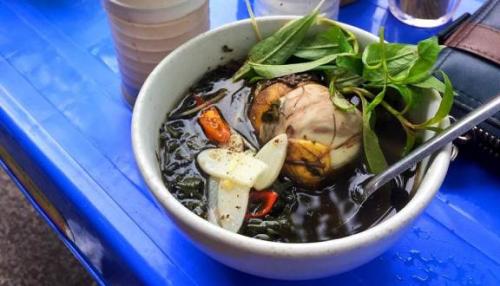 Tiết và trứng vịt lộn hầm lá ngải cứu phải thử ở Hạ Long