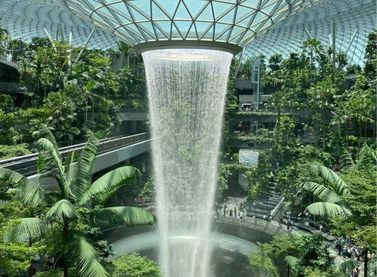 Thác nước Rain Vortex tại Jewel Changi Toàn cảnh thác nước Rain Vortex tại Jewel Changi Singapore – thác nước trong nhà cao nhất thế giới