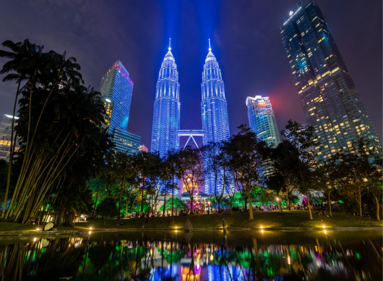 Tháp đôi Petronas về đêm Toàn cảnh tháp đôi Petronas lung linh khi lên đèn tại Kuala Lumpur Malaysia