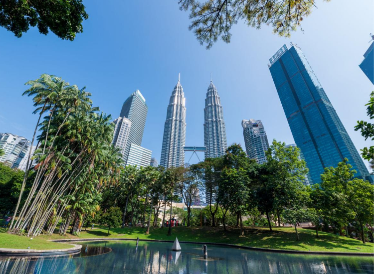 Góc chụp từ công viên KLCC Góc chụp toàn cảnh tháp đôi Petronas từ công viên KLCC