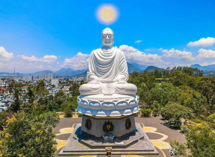 chùa Long Sơn Nha Trang và điểm hấp dẫn