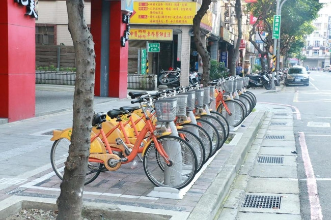 Một góc phố ở Đài Bắc với những chiếc xe đạp công cộng. Ảnh: Vũ Linh.