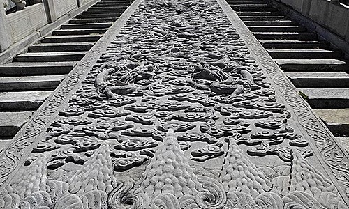Phiến đá cẩm thạch được chạm khắc tinh xảo trước Điện Thái Hòa. Ảnh: Top China Travel. Phiến đá cẩm thạch được chạm khắc tinh xảo trước Điện Thái Hòa. Ảnh: Top China Travel.