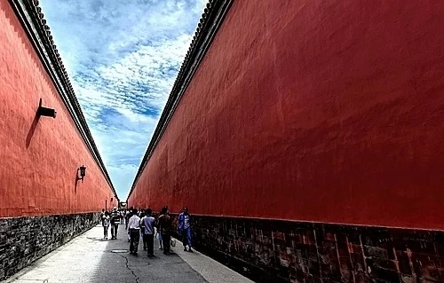 Mái ngói hoàng lưu ly và tường đỏ là điểm đặc trưng cho lối kiến trúc cung đình của Tử Cấm Thành. Ảnh: IFLY Mái ngói hoàng lưu ly và tường đỏ là điểm đặc trưng cho lối kiến trúc cung đình của Tử Cấm Thành. Ảnh: IFLY