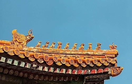 Hình rồng trang trí trên mái của cung điện gắn liền với truyền thuyết Hình rồng trang trí trên mái của cung điện gắn liền với truyền thuyết