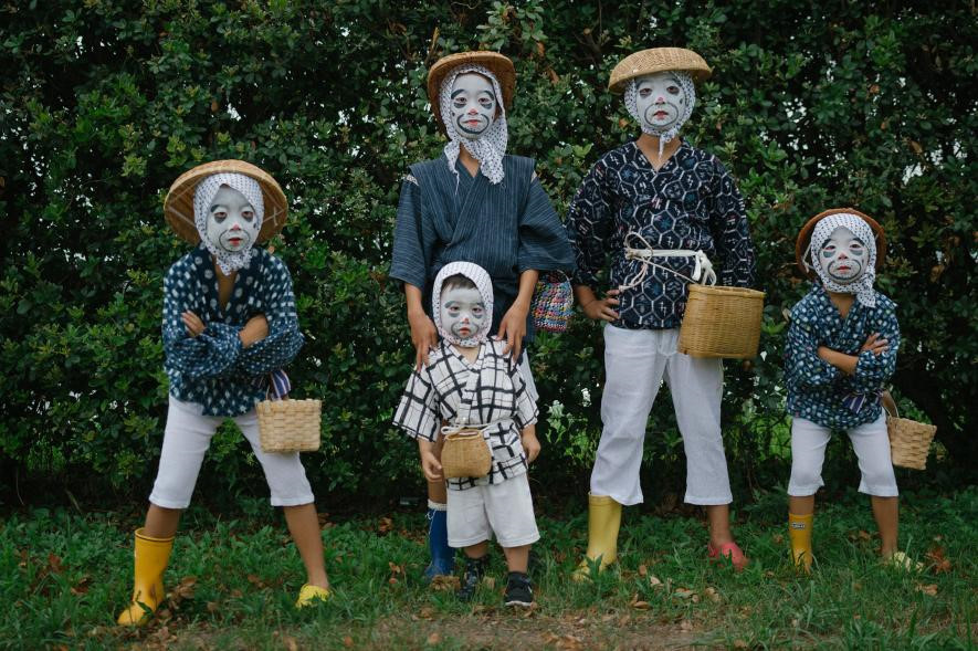 Theo đó, một đệ tử của Đức Phật tìm thấy mẹ anh ở trong vương quốc của những ác ma, nơi linh hồn bị bỏ đói và khao khát trở về thế giới bên kia. Đức Phật đã chỉ giáo cho anh đặt thức ăn và nước uống, sau đó nhờ các nhà sư cúng tế vào ngày trăng tròn thứ 7 trong năm. Điều đó sẽ giải thoát những linh hồn khỏi sự hành hạ.