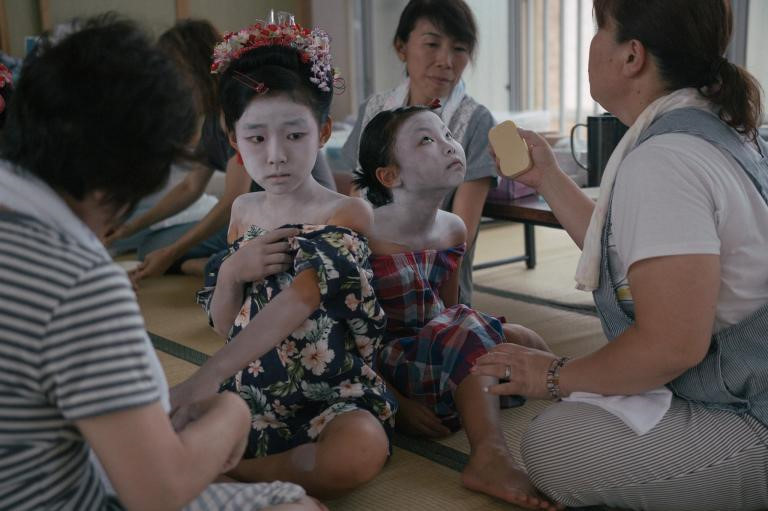 Lễ hội diễn ra trong 3 ngày (khoảng 13-15/7), thường bắt đầu với nghi lễ “mukaebi” - dẫn dắt những linh hồn về với quê nhà bằng ánh sáng của ngọn lửa và đèn lồng.