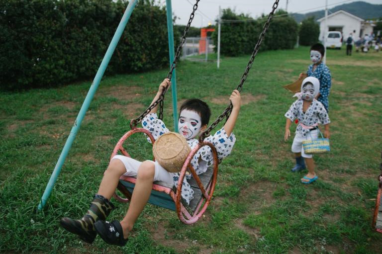 Các gia đình đều lập nên 2 “shoryo-dana” - bàn thờ với trái cây, hương và hoa - một cho tổ tiên của gia đình và thứ hai cho các linh hồn chưa yên nghỉ. Ngoài ra Obon còn có các nghi lễ phổ biến khác như dọn dẹp và trang trí các ngôi mộ của tổ tiên, chuẩn bị các bữa ăn đặc biệt cúng tổ tiên…