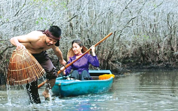 Bạn trẻ đi du lịch, tham gia bắt hải sản trong khu rừng bàu Cá Cái - Ảnh: CHÍ KIÊN Bạn trẻ đi du lịch, tham gia bắt hải sản trong khu rừng bàu Cá Cái - Ảnh: CHÍ KIÊN