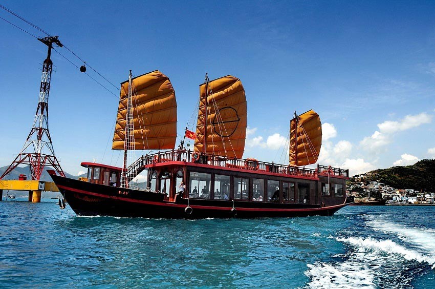Du thuyền đế vương Emperor Cruises