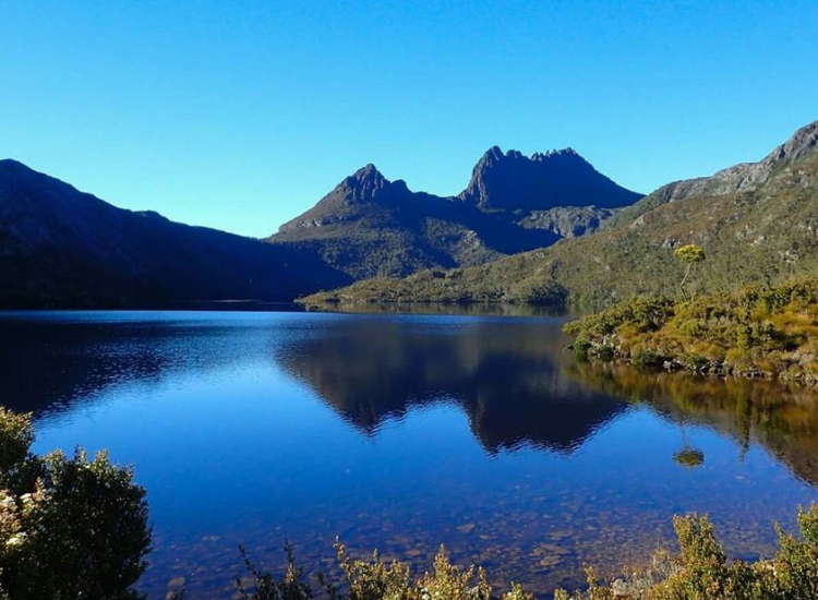 Núi rừng và hồ nước nguyên sơ tại Tasmania Phong cảnh núi rừng và hồ nước trong xanh tại đảo Tasmania Úc