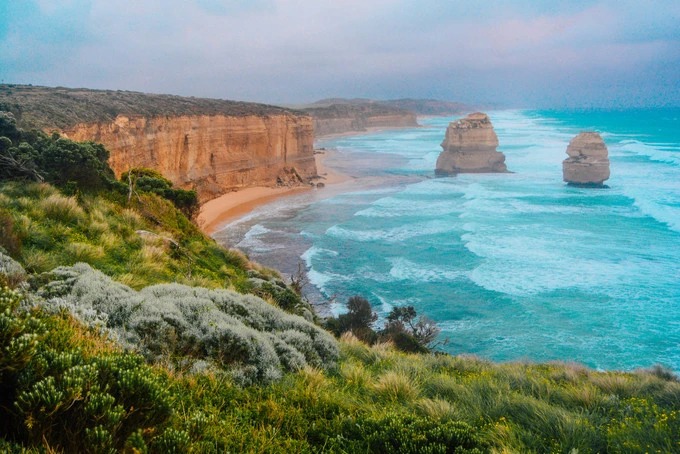 Khởi hành từ Melbourne, du khách thường phải di chuyển bằng xe bus du lịch hoặc mua tour của các đơn vị địa phương bởi rất khó để tìm được phương tiện công cộng tới nơi này. Nhưng cũng bởi thế, Great Ocean Road hiếm khi rơi vào tình trạng đông đúc, quá tải.