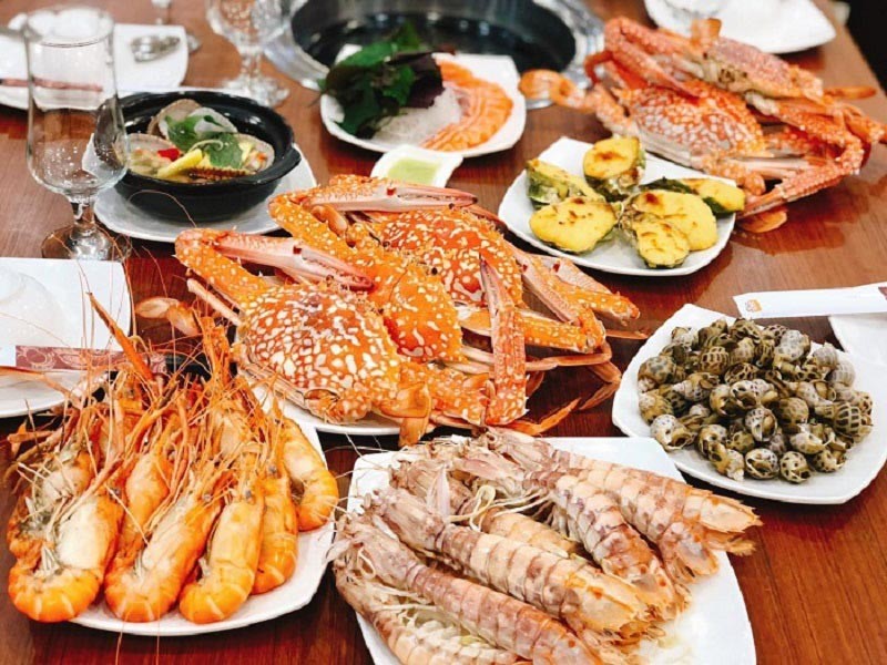 Thưởng thức buffet hải sản tươi ngon trên du thuyền