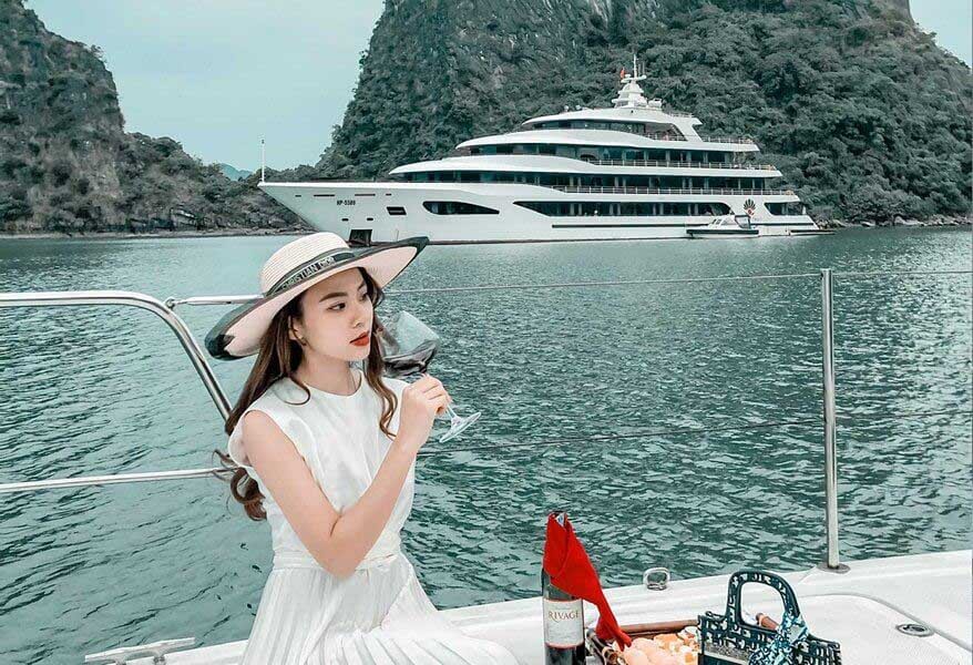 check in trên du thuyền Emperor Cruises