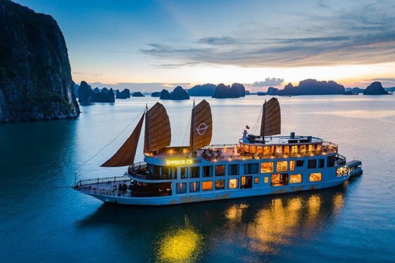 cảnh hoàng hôn tuyệt đẹp trên du thuyền Emperor Cruises