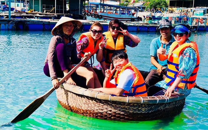 Trải nghiệm thuyền thúng độc lạ khi du lịch Nha Trang
