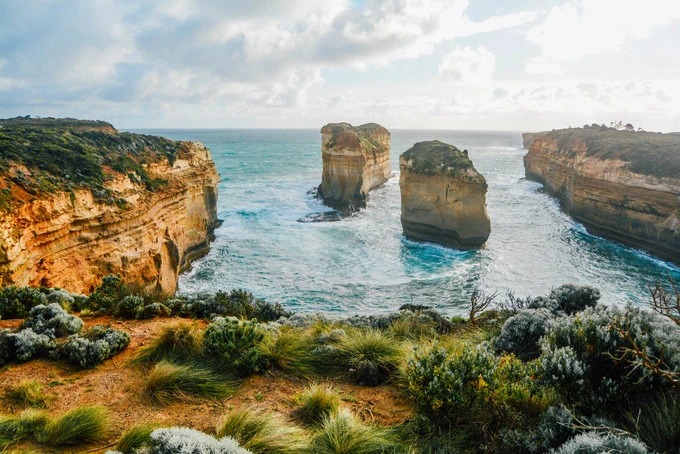 Island Arch là một phần của công viên quốc gia Port Campbell. Đây là một trong những điểm ngắm cảnh nổi tiếng, chỉ sau 12 vị tông đồ. Hai khối đá vôi đứng biệt lập trước hẻm núi hình vòng cung, tạo nên khung cảnh kỳ vĩ khó tả.