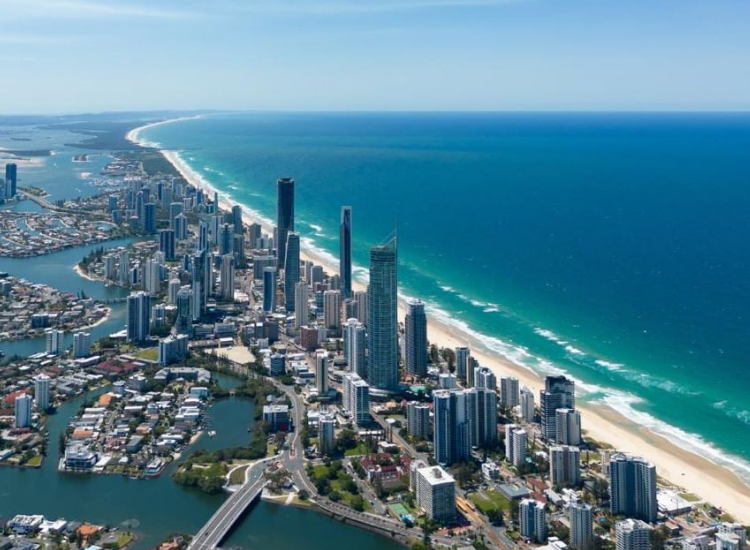 Surfers Paradise – bãi biển nổi tiếng nhất Gold Coast Bãi biển Surfers Paradise sôi động tại Gold Coast Úc với hoạt động lướt sóng