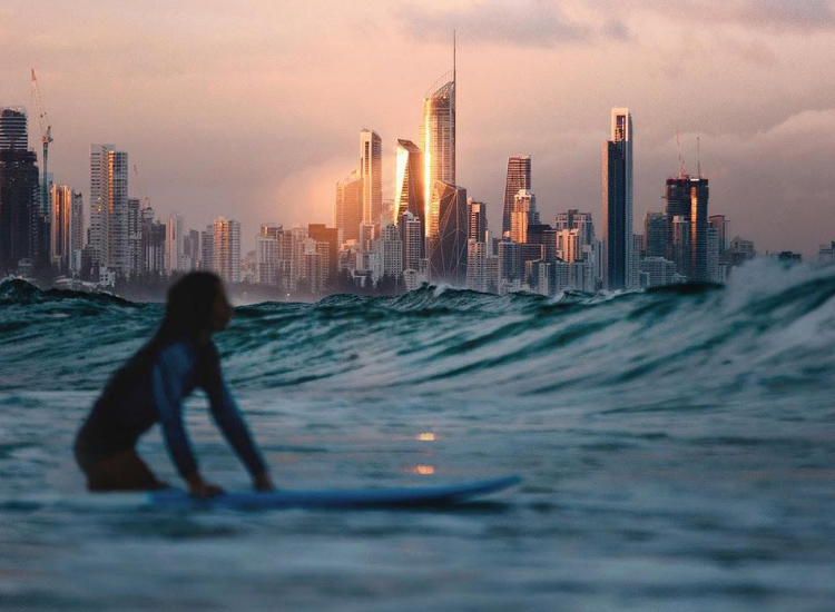 Lướt sóng tại Gold Coast – trải nghiệm không thể bỏ lỡ Du khách lướt sóng tại bãi biển Gold Coast Úc với sóng đẹp quanh năm
