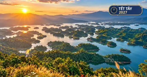 Hồ Tà Đùng lúc bình minh với những đảo xanh giữa núi rừng