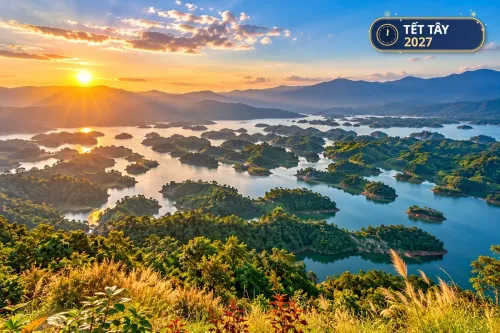 Hồ Tà Đùng lúc bình minh với những đảo xanh giữa núi rừng