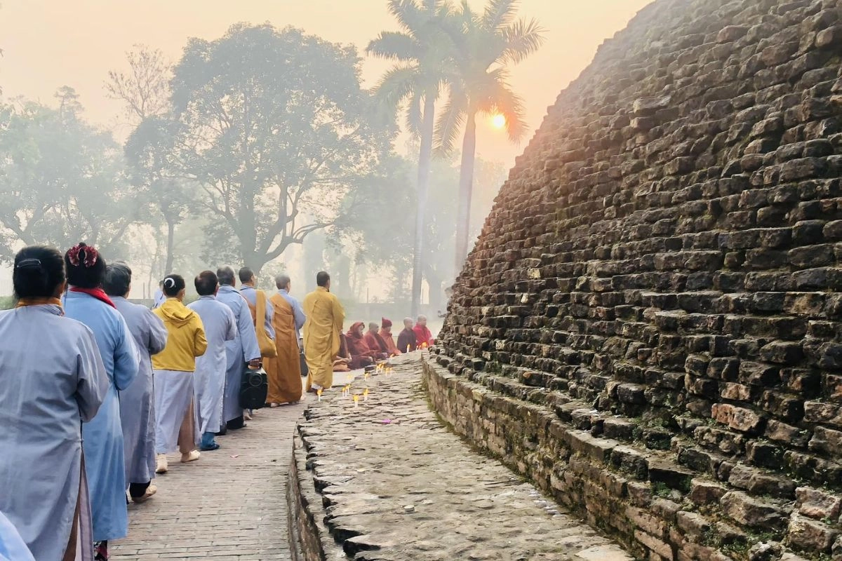 Đoàn khách tham gia tour hành hương Ấn Độ