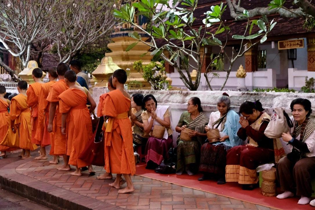 Lễ Tak Bat (tour du lich an do Lễ khất thực) – Luang Prabang