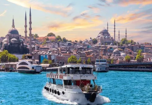 • Thuyền dạo quanh eo biển Bosphorus, nối liền châu Âu và châu Á