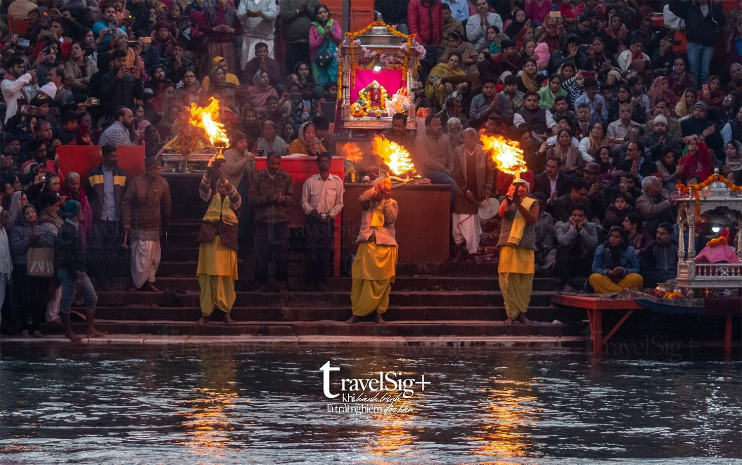 Tham dự nghi lễ Ganga Aarti