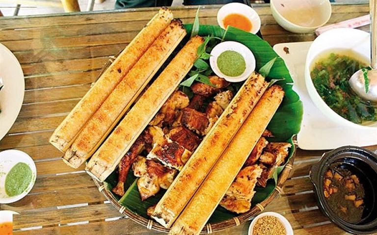 Cơm lam và thịt lợn bản nướng