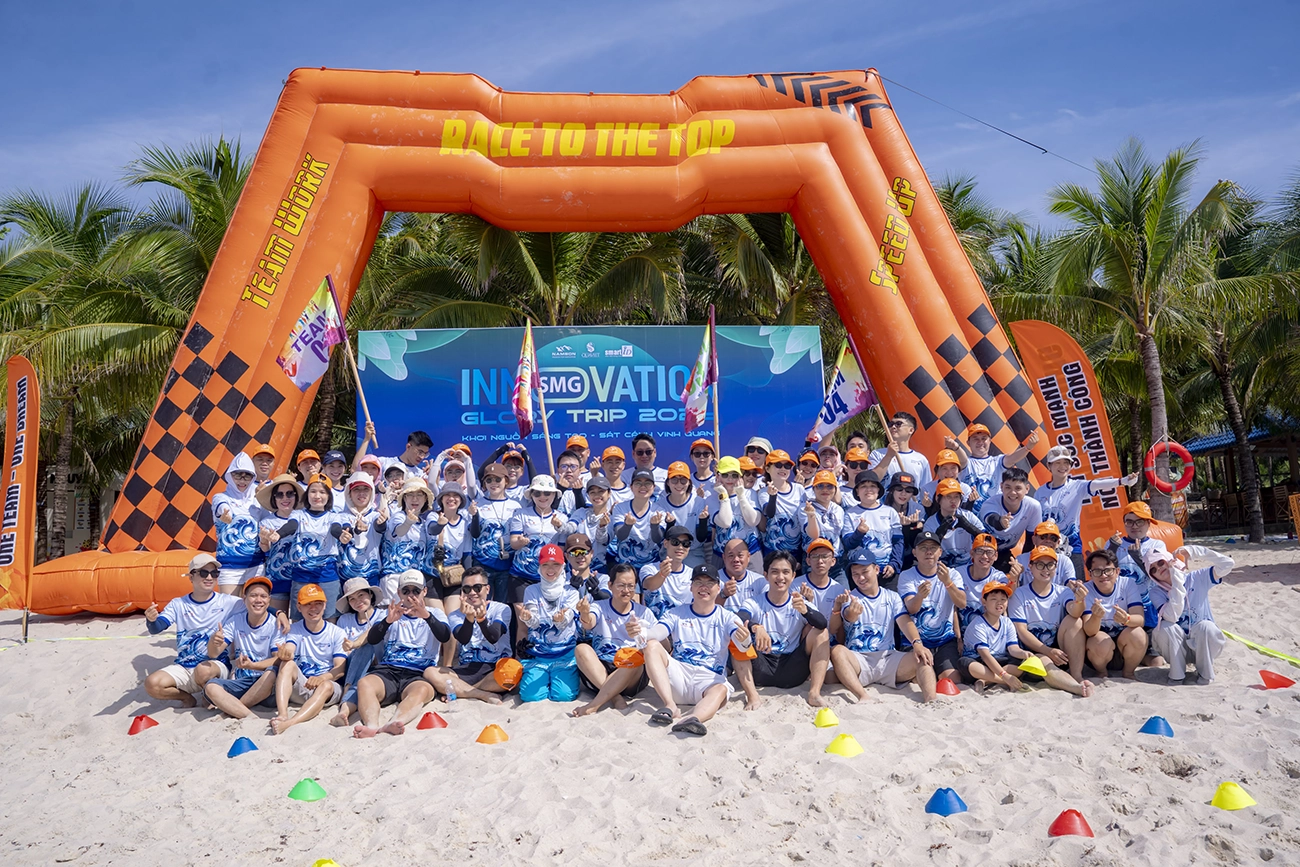Thành viên Công ty Quà Việt phối hợp vượt thử thách Teambuilding ngoài trời.