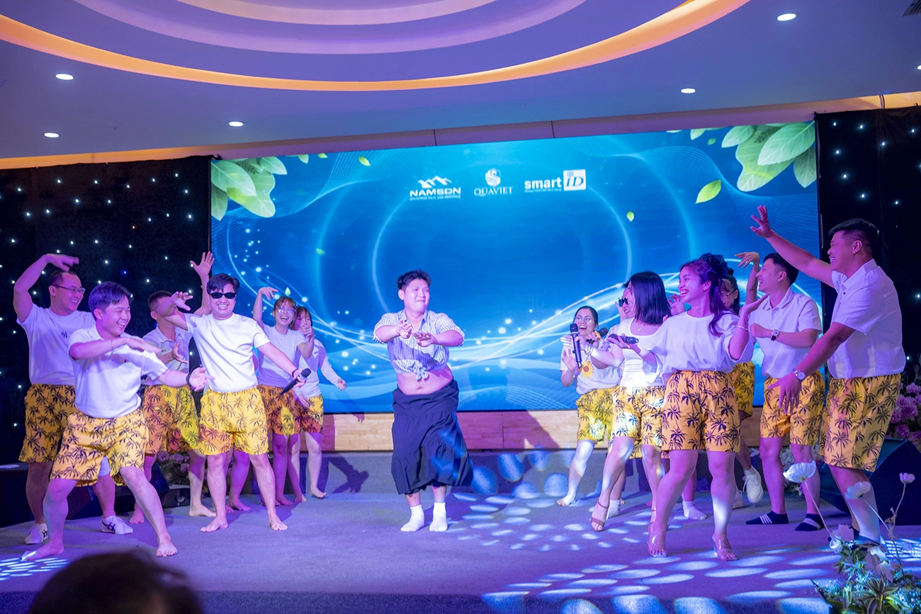 Toàn đoàn lưu giữ khoảnh khắc đáng nhớ tại Gala Dinner.
