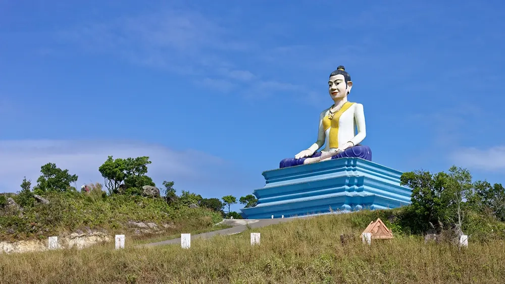 Chùa Năm Thuyền trên cao nguyên Bokor